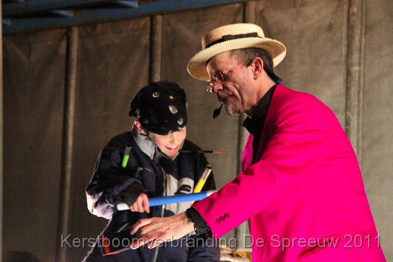 IMG_0379.JPG - hela, snotneus, wilt ge mijn jasje is terug in het geel toveren !