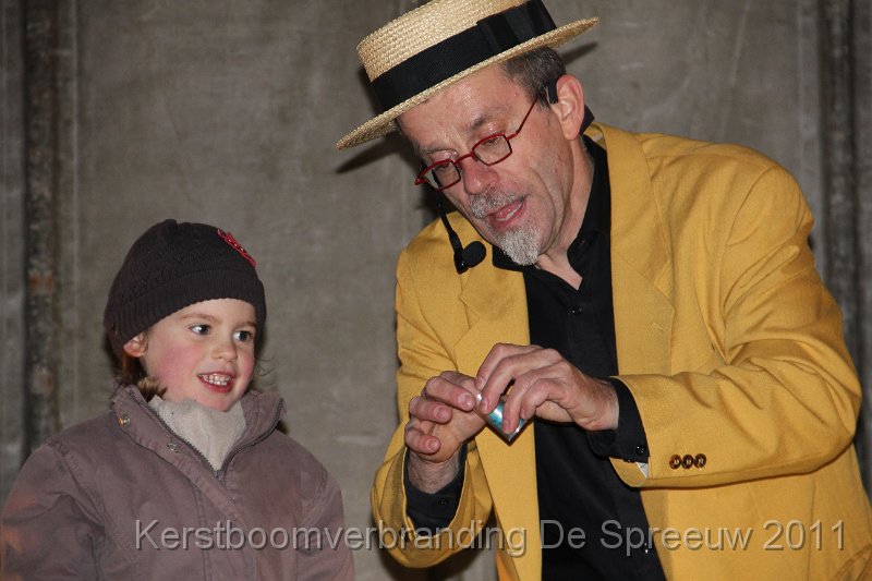 IMG_0385.JPG - hier stoppen we een blauw gekleurd doekje in...