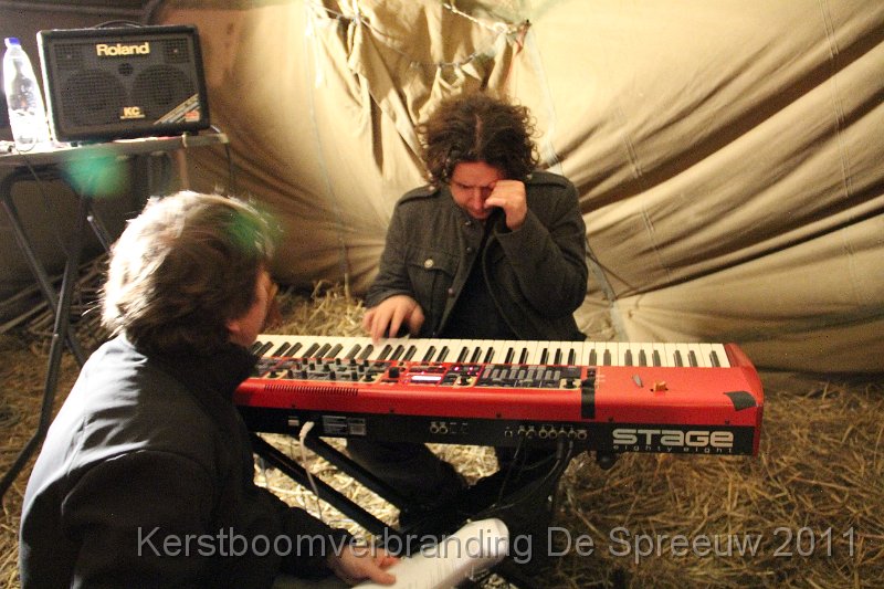 IMG_0411.JPG - terwijl "Buurman" Harry zich concentreert voor het grote Spreeuwse zangconcert...