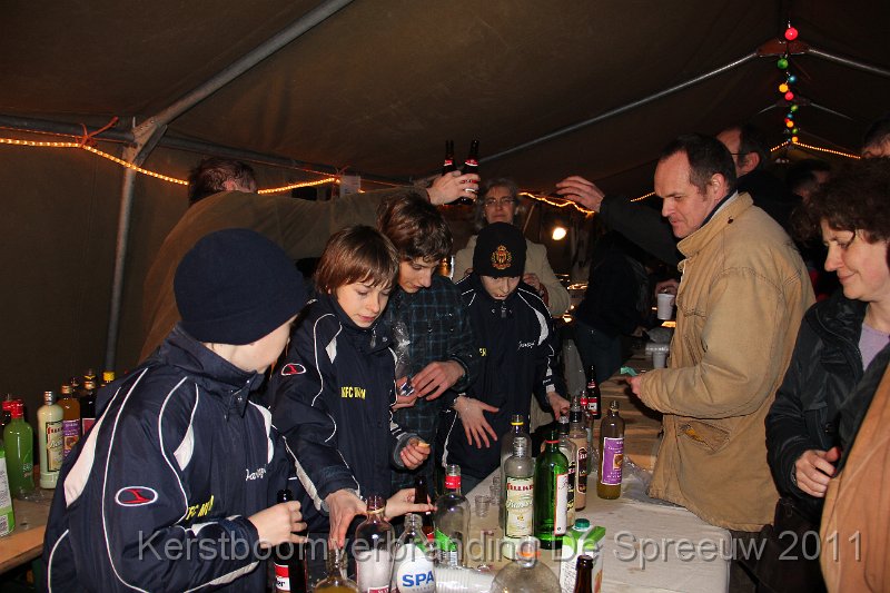 IMG_0446.JPG - onder streng controlerende blikken wordt de jeugd opgeleid om later de zaken te kunnen opvolgen