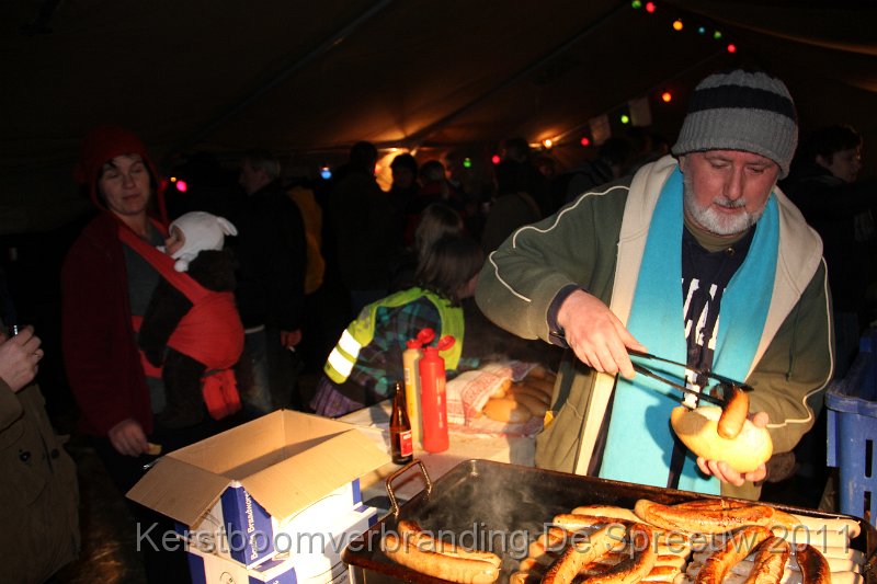 IMG_0470.JPG - ola, nen nieuwen worstenbakker van dienst?