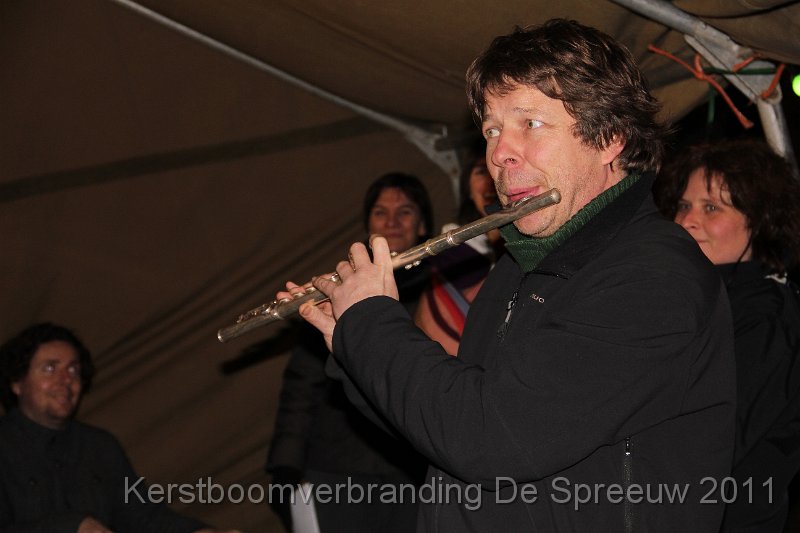 IMG_0496.JPG - de dirigent trachte de Rattenvanger van Hamelen na te spelen...