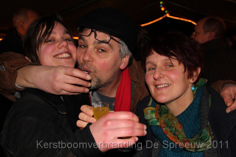 IMG_0544.JPG - wie drinkt er nu van wiens glaasje?