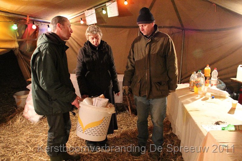 IMG_0618.JPG - ja, dit kan nu niet, eerst nog sorteren die afval !