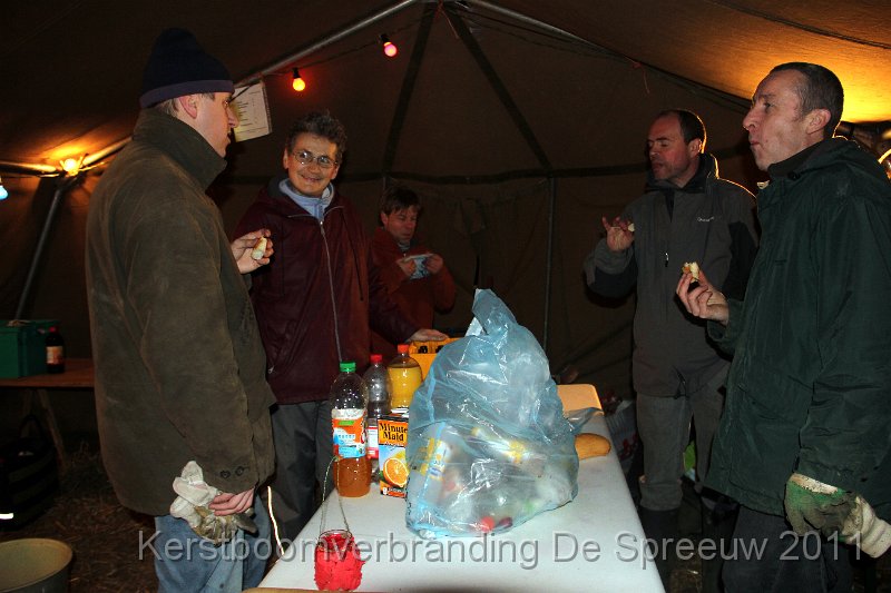IMG_0626.JPG - ieder een stukje brood, het leek wel de tafel van het laatste avondmaal