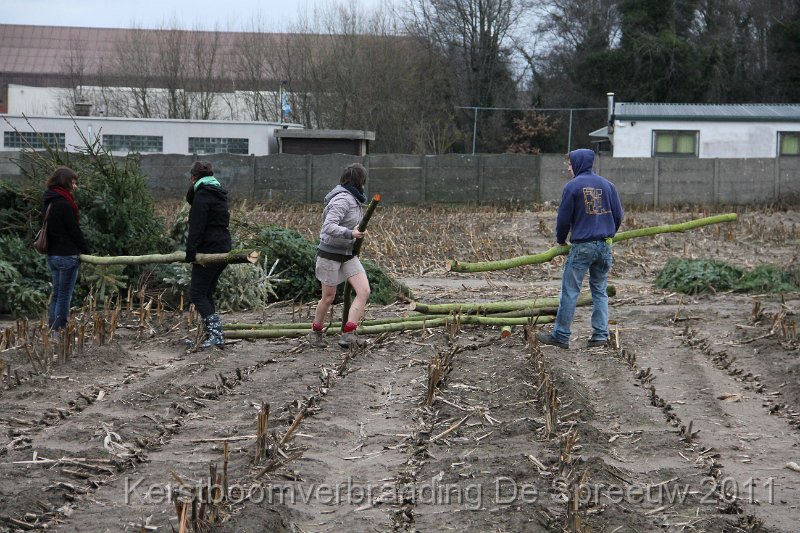 IMG_0021.JPG - ginds is er een andere ploeg begonnen met het uittekenen van het vuurwerk
