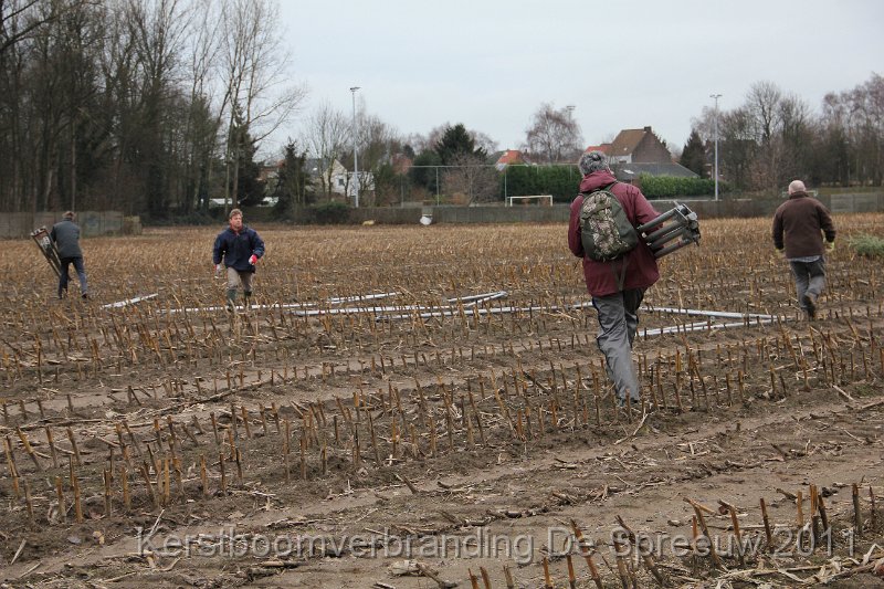 IMG_0024.JPG - iedereen stak een handje toe