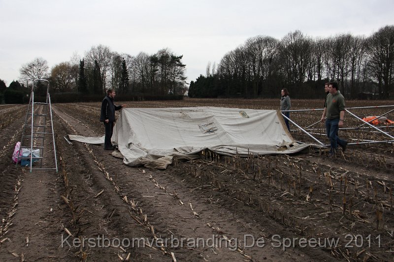 IMG_0034.JPG - het eerste zeil erover gooien