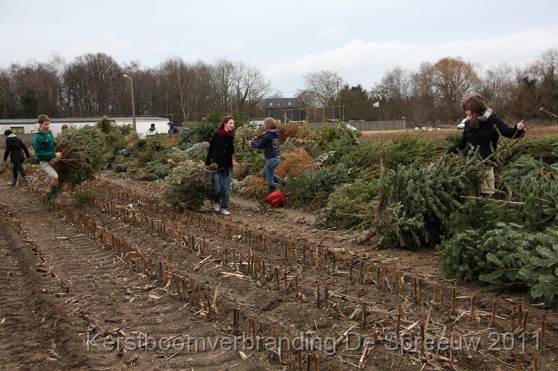 IMG_0037.JPG - dit jaar waren er gelukkig een massa jongeren die de oudjes een handje kwamen toesteken
