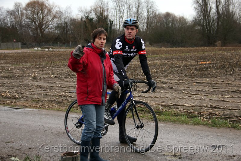 IMG_0049.JPG - de kerstboomverbranding? Da's eerst rechts naar die berg kerstbomen, dan links langs het podium en dan dwars door de tent door...