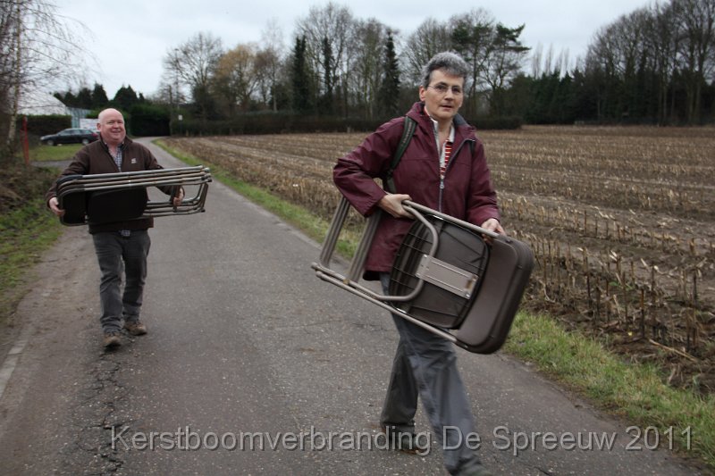 IMG_0062.JPG - loopt die achterste nu in die stoelen?