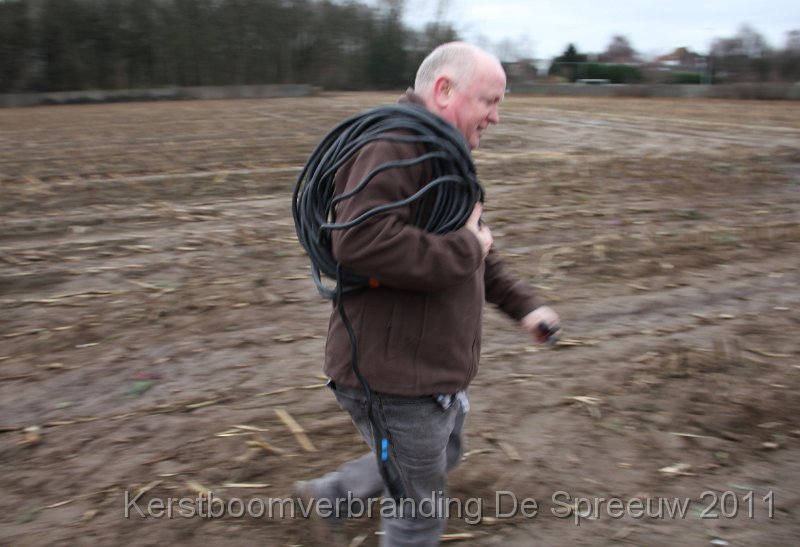 IMG_0078.JPG - als een weerlicht schiet hij door het veld
