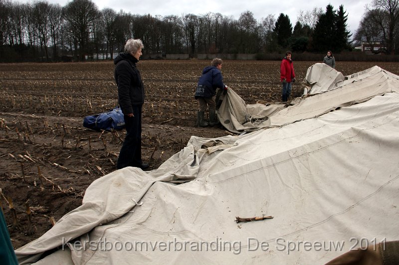 IMG_0087.JPG - het rechtzetten van de tent