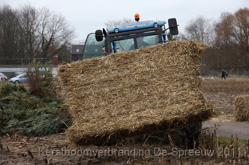 IMG_0088.JPG - niet evident om die balen aan de tent te brengen