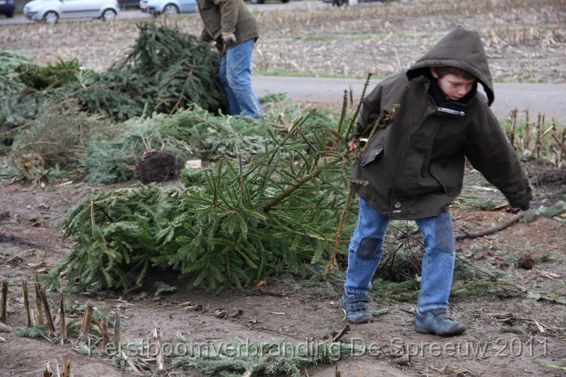 IMG_0108.JPG - eindelijk versterking voor het sleuren van de kerstbomen...