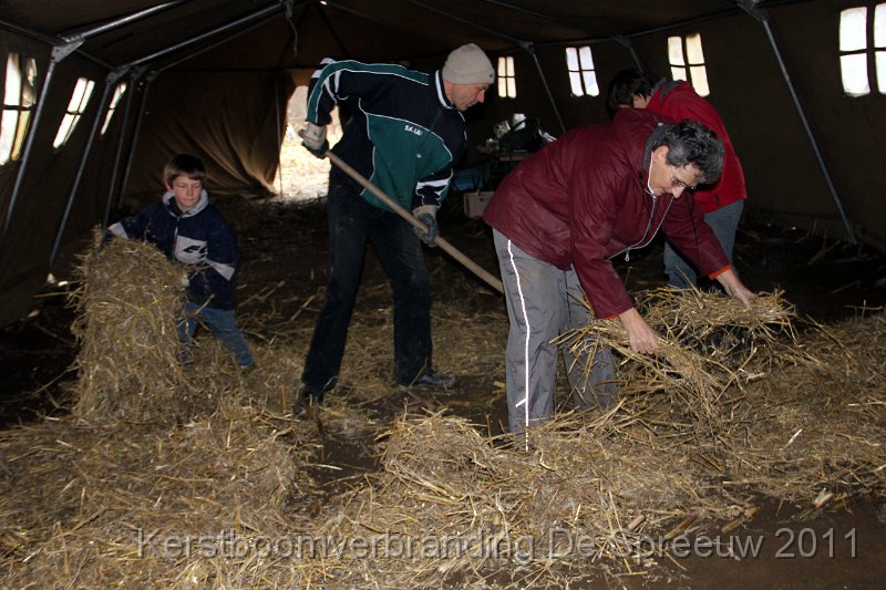 IMG_0136.JPG - het lijkt precies op het klaarmaken van een varkensstal