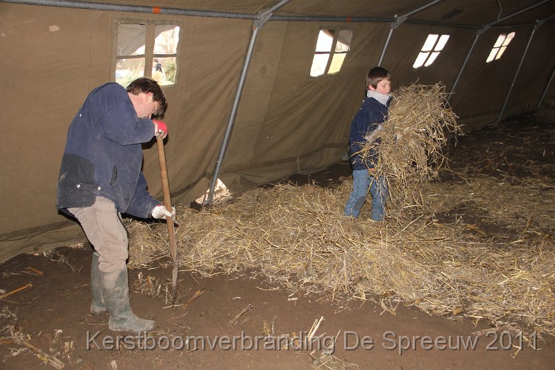 IMG_0137.JPG - strootjes planten, een heel geduldig werkje