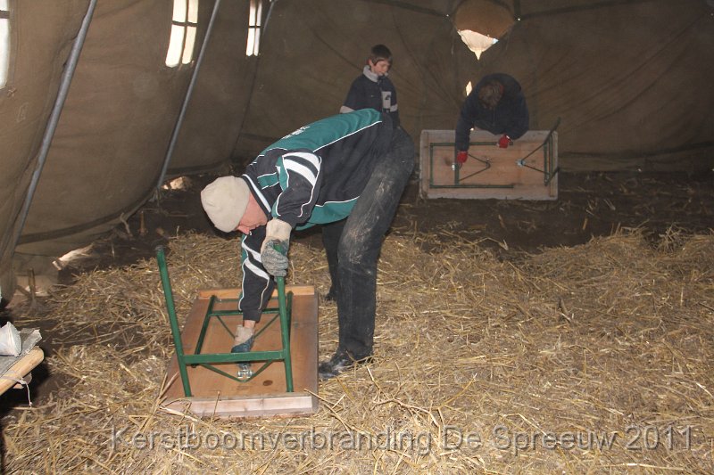 IMG_0140.JPG - nu worden de andere tafels opgesteld