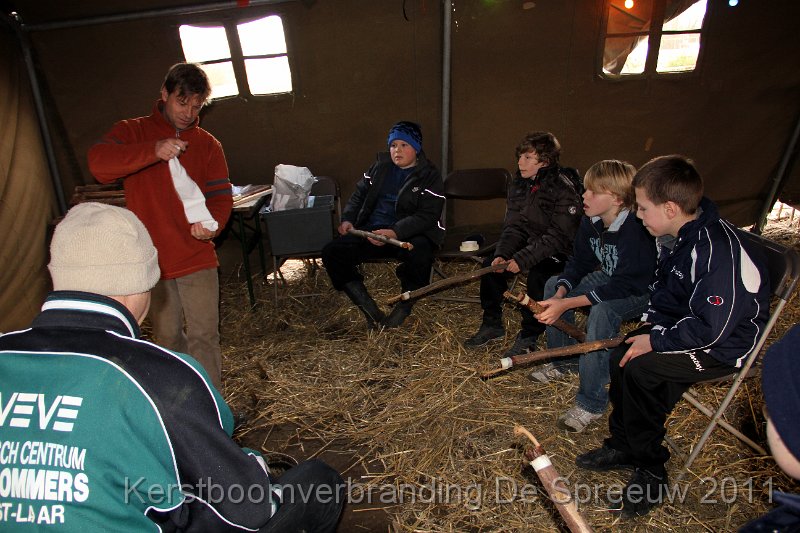 IMG_0163.JPG - de uitleg van een strookje katoen dat het best is voor de fakkel