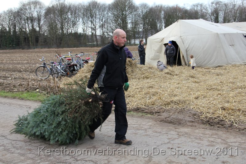 IMG_0210.JPG - en nog een buur met zijn bijdrage tot het slagen van een prachtige 10de kerstboomverbranding