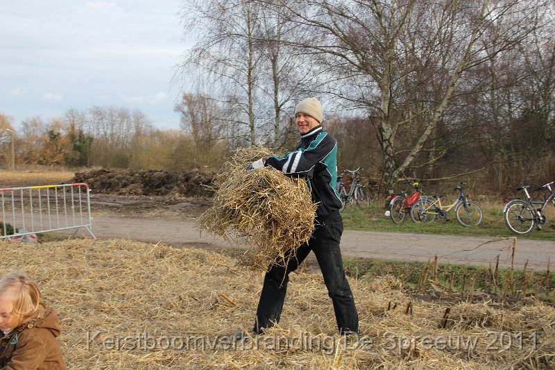 IMG_0225.JPG - hij keek vrolijk, hij mocht met het stro spelen...