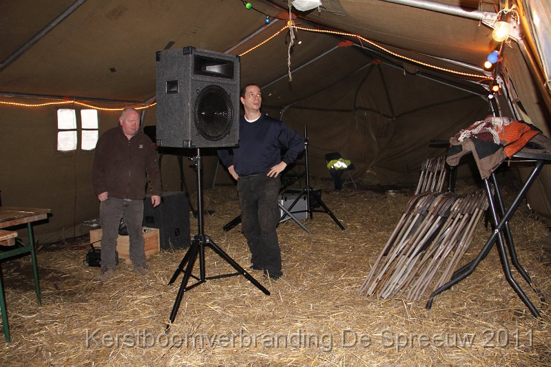 IMG_0250.JPG - zou ik die luidspreker niet beter ophangen?