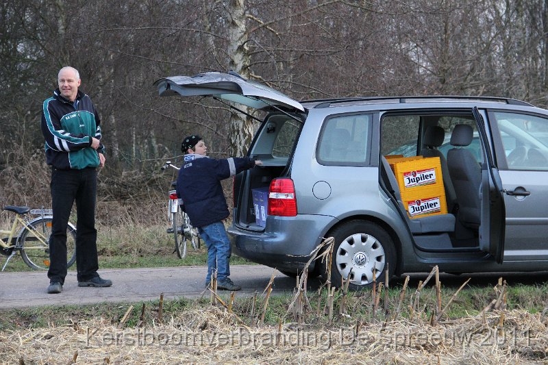 IMG_0260.JPG - eindelijk, het belangrijkste van de namiddag: de levering van de drank
