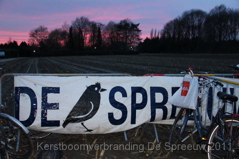 IMG_0270.JPG - het liep al tegen valavond en binnen een halfuur vertrekt de stoet...