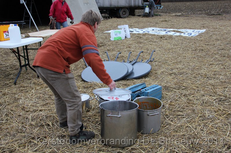 IMG_0646.JPG - allemaal lege potten, het kan niet beter