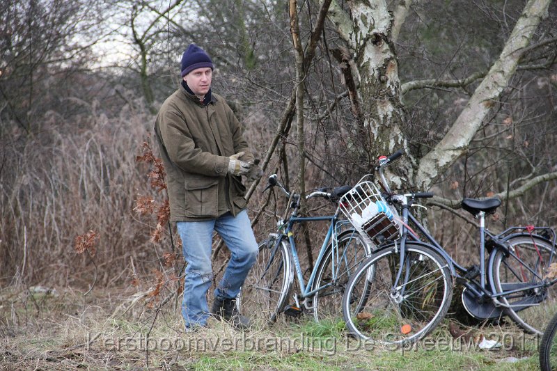 IMG_0647.JPG - druppelsgewijs kwam er nog volk opdagen om een handje toe te steken