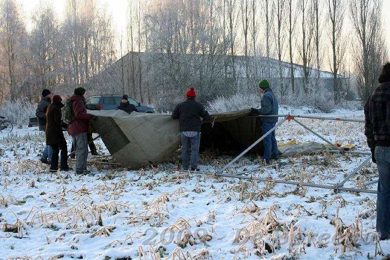 IMG_6783.JPG - De spreeuwers zelf waren amper aangekomen toen die mannen hun dak al begonnen te monteren