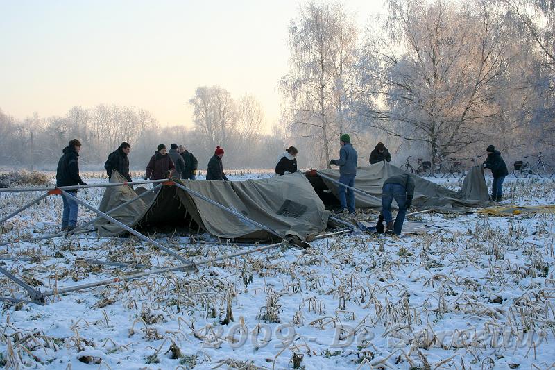 IMG_6784.JPG - en dat daar gemonteerd moest worden...temiddenst besneeuwde en bevroren witte weiden...