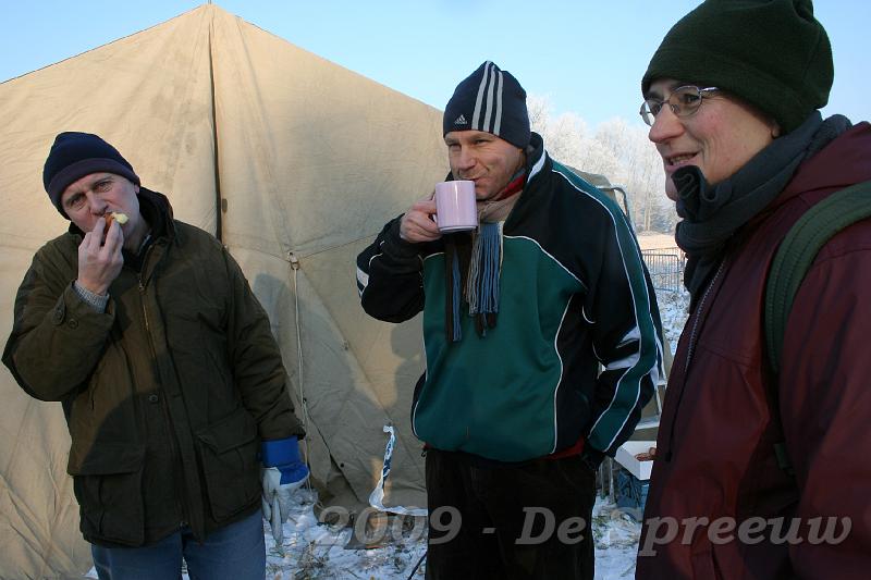 IMG_6847.JPG - enkele spreeuwers krijgen toch ook een hapje en een drankje