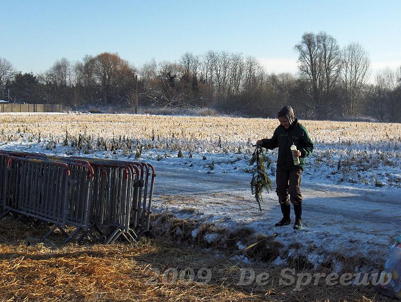 HPIM5995.JPG - da's het toppunt! niet alleen hebben ze kerstbomen achtergehouden, maar nu blijkt dat ze ook een fles jenever hebben scheef geslagen...