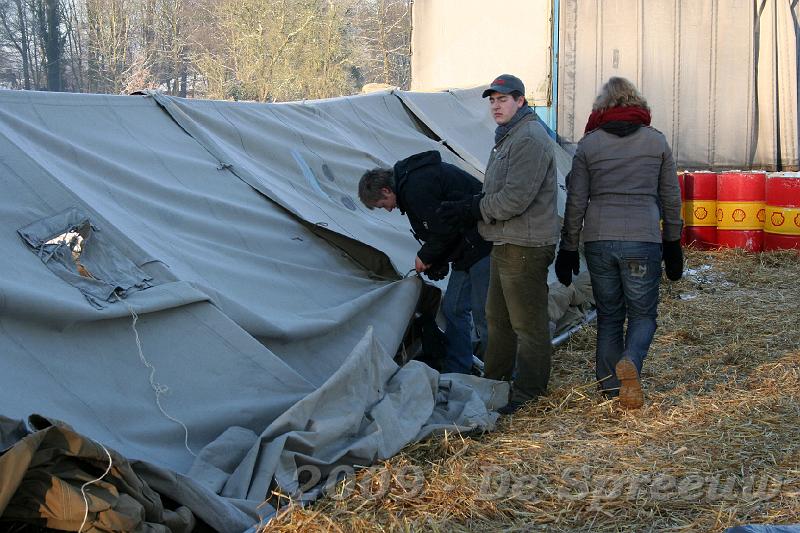 IMG_7216.JPG - terwijl de tentploeg met gesloten ogen hun tentje opbraken...