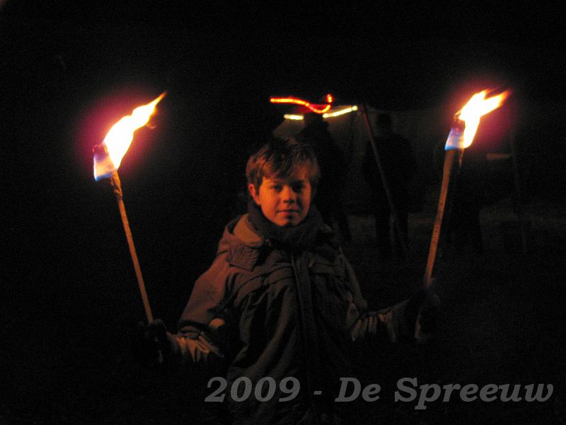 IMG_0148.JPG - deze knaap hield gelukkig de kerk in het midden