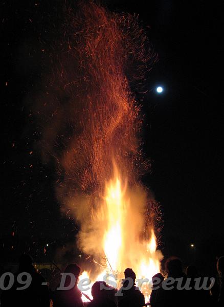 IMG_0152.JPG - de laatste vuurhangers genoten nog van een warme opflakkering