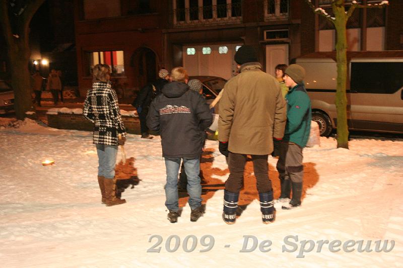 IMG_7009.JPG - Die avond was het verzamelen geblazen voor de kerk, voor de traditionele fakkeltocht...