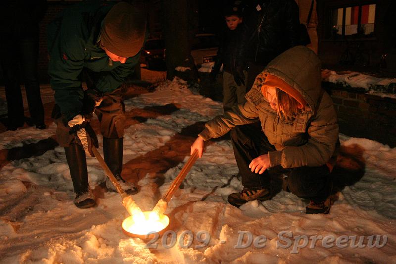 IMG_7012.JPG - aan een kleinde opening van de vulkaan van Muizen staken de fakkeldragers hun fakkel in brand