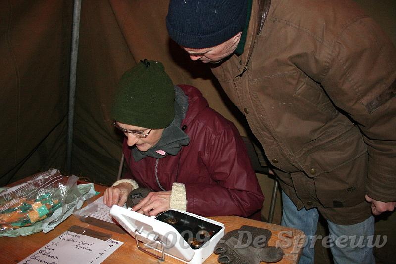 IMG_7023.JPG - ondertussen waren enkele medespreeuwers alvast de rommelkredieten van de Spreeuw aan het uitpuzzelen...