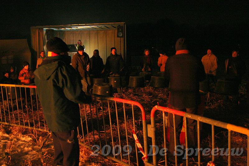 IMG_7042.JPG - en er zijn altijd zo van de snoodaards die gratis en voor niks over de hekken willen klauteren