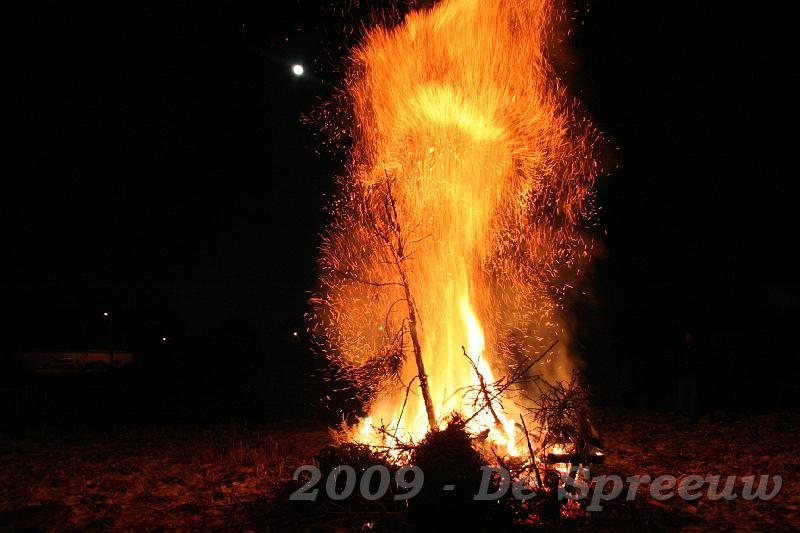 IMG_7053.JPG - zie, de maan schijnt door de vlammen