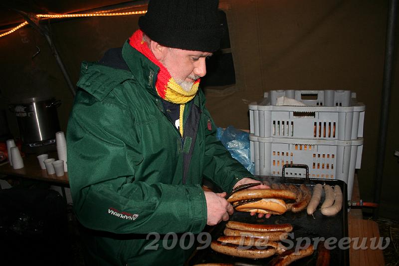 IMG_7111.JPG - hoe dat die al die worsten op dat broodje gaat leggen is mij een raadsel...