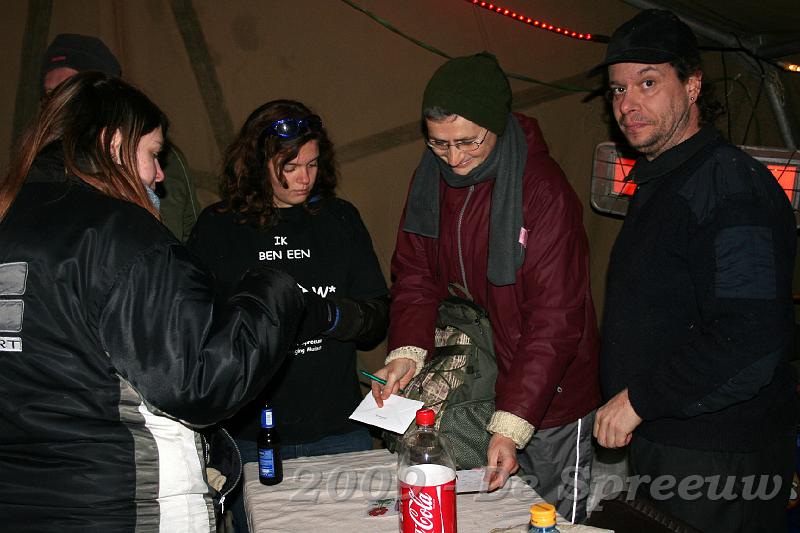 IMG_7165.JPG - het tekenen van een kaartje ter attentie van een thuisblijver...