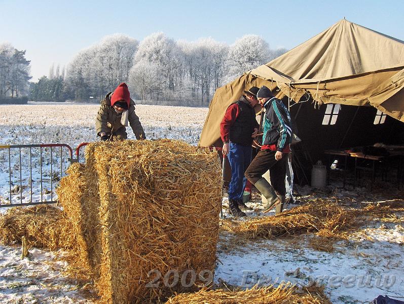 HPIM5971.JPG - het laatste baaltje stro moet nog verdeeld worden...