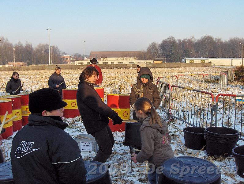 HPIM5984.JPG - zó, dat was de laatste slag, jullie zijn volleerd voor de groten taptoe van vanavond...