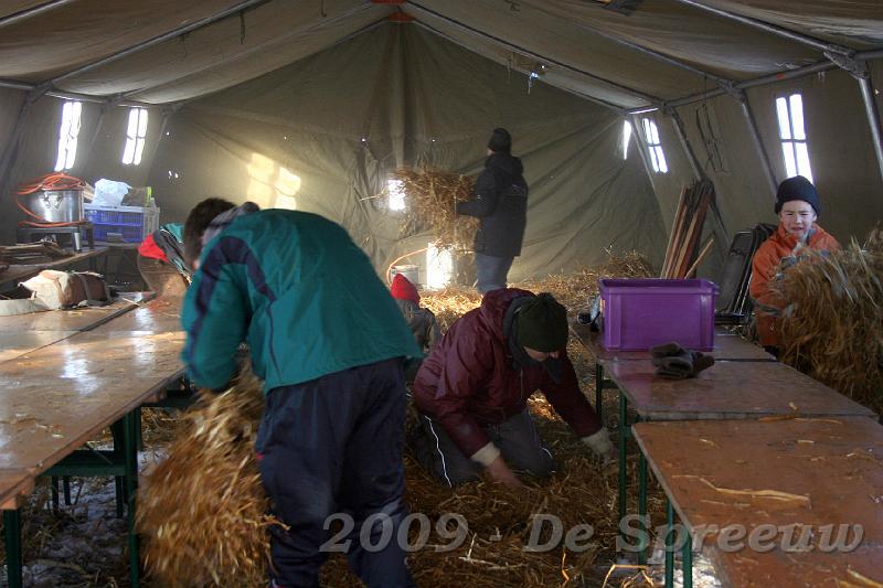 IMG_6901.JPG - waren noestige werkers al bezig de tent (dat 200-persoonstentje, weet je nog) in orde te stellen...