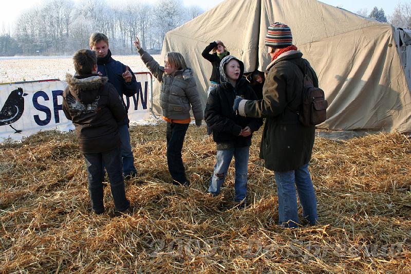 IMG_6919.JPG - Dan vraagt de meester wie wat wil doen. Fakkels of lampionnekes?