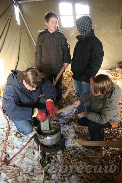 IMG_6934.JPG - en stelselmatig het met was doordrenkte strookje rond de fakkelstok draaien...