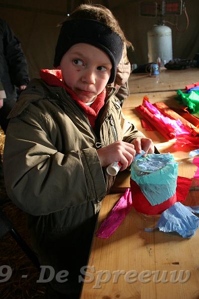 IMG_6938.JPG - en terwijl velen druk doende zijn met potjes en plak, zijn er toch al enkele die loensen naar de fakkelmakers...